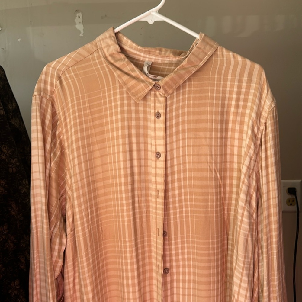 Melissa McCarthy button down plaid